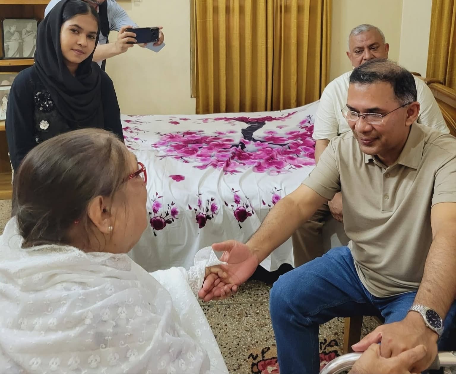মৌলভীবাজার সফরে ফ্যামিলি কার্ড কর্মসূচি শেষে প্রবীণ বিএনপি নেত্রীর বাসভবনে সৌজন্য সাক্ষাৎ; আবেগঘন মুহূর্তে স্মৃতিচারণ ও দ্রুত সুস্থতা কামনা