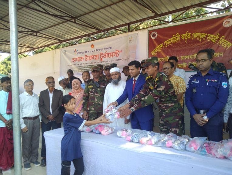 কাউখালীতে সেনাবাহিনীর উদ্যোগে পাহাড়ি নারী খেলোয়াড়দের মাঝে ক্রীড়া সামগ্রী বিতরণ