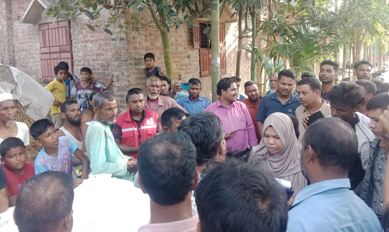 লালমনিরহাটে সার পাচার ও অনিয়মের দায়ে এক ব্যক্তির কারাদণ্ড, দুই ডিলারকে জরিমানা, ৭০ বস্তা সার জব্দ।